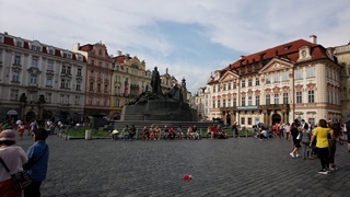 Прага. Памятник Яну Гусу и надпись на фасаде «Любите людей»