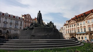 Прага. Памятник Яну Гусу и надпись на фасаде «Любите людей»