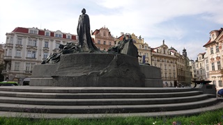 Прага. Памятник Яну Гусу и надпись на фасаде «Любите людей»